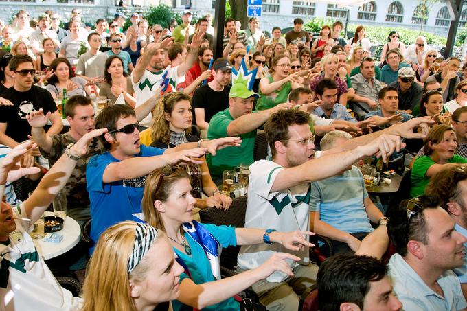 Tako so spremljali v Ljubljani dvoboj svetovnega prvenstva 2010 med Slovenijo in Anglijo. Dogajalo se je v poletnih mesecih. | Foto: Matic Klanšek Velej/Sportida