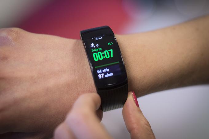 Zapestnica Samsung Gear Fit2 Pro opozarja na daljša obdobja neaktivnosti, samodejno ugotavlja začetek in konec neke dejavnosti, dosežke, tudi vmesne, ko na primer pretečete prvih deset od 30 načrtovanih minut, bo sproti nagrajevala z dodatnimi sporočili na zaslonu. To ni njena ekskluziva, ampak (tudi) to opravlja dobro. | Foto: Bojan Puhek