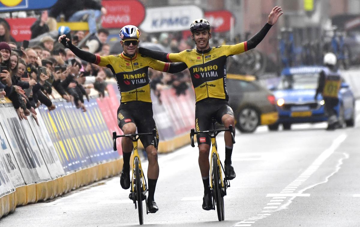 Wout van Aert & Christophe Laporte | Wout van Aert in Christophe Laporte sta takole prikolesarila v cilj dirke Gent - Wevelgem, Belgijec je zmago prepustil Francozu. | Foto Guliverimage