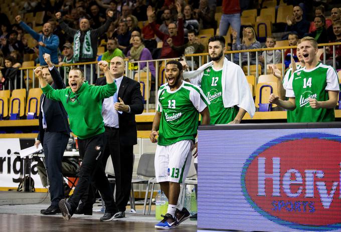 Košarkarji Olimpije so navdušili tisoč navijačev, ki so jih kljub porazu pospremili v garderobo z aplavzom. | Foto: Vid Ponikvar