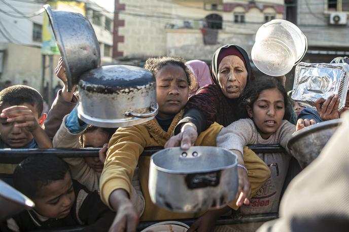 Gaza | Po ocenah palestinskih zdravstvenih delavcev je v zadnjih tednih na območju umrlo približno 25 podhranjenih otrok. | Foto Reuters