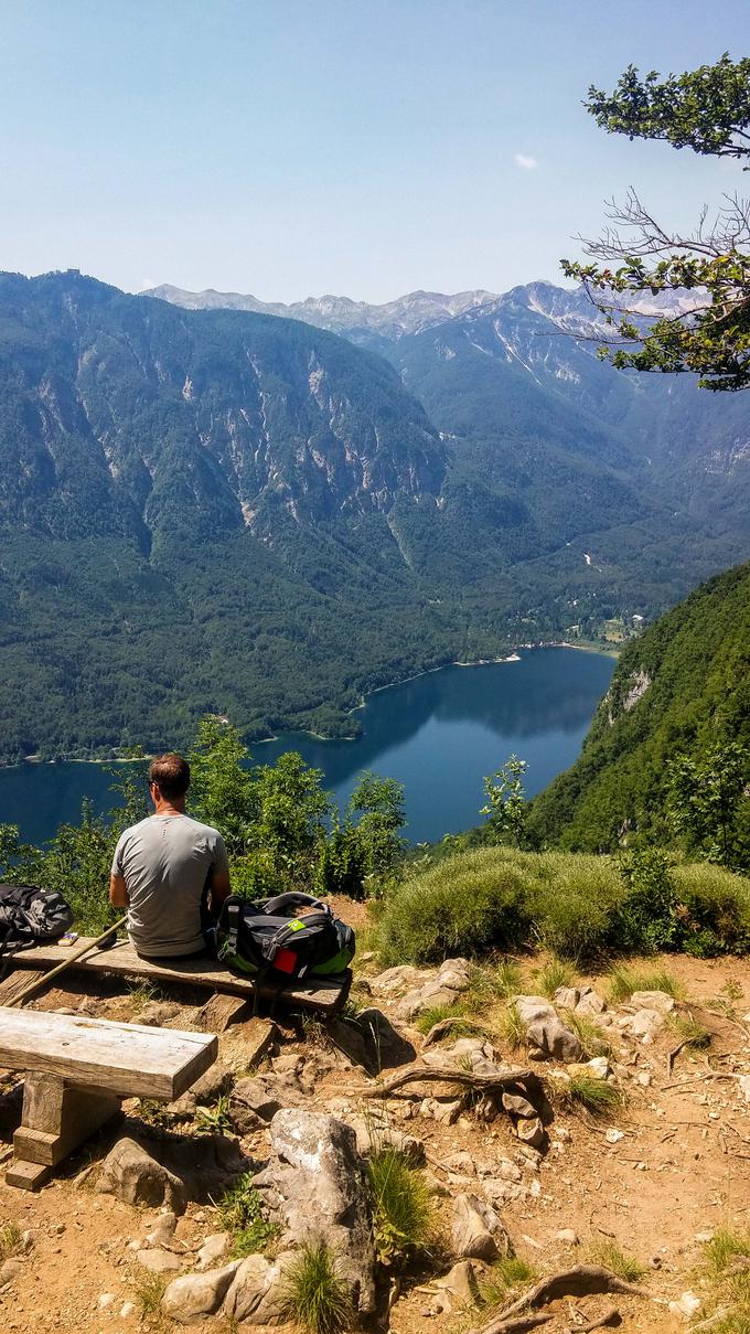 Tri minute od Kosijevega doma na Vogarju vas čaka še en čudovit razgled. Bohinjsko jezero bo nocoj aktualno tudi na podelitvi nagrd kresnik na Rožniku v Ljubljani, saj kriminalni roman Jezero avtorja Tadeja Goloba kandidira za najboljši roman leta. | Foto: Alenka Teran Košir