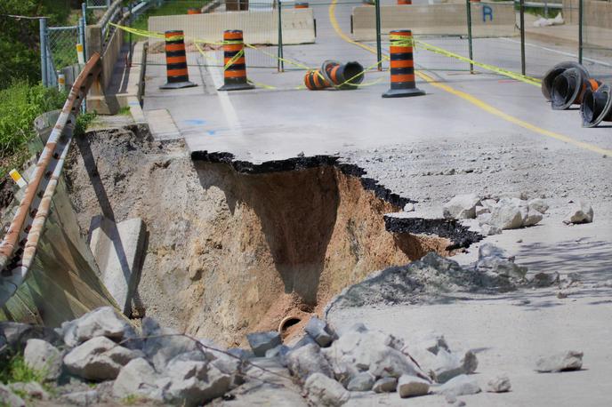 Poškodovana cesta, plaz, razpoka, vozišče | "Gre za zelo redko zadevo," je dejal strokovnjak, ki so ga o incidentu zaslišali na občinskem sedežu vlade v Tjandžinu. Fotografija je simbolična. | Foto Shutterstock