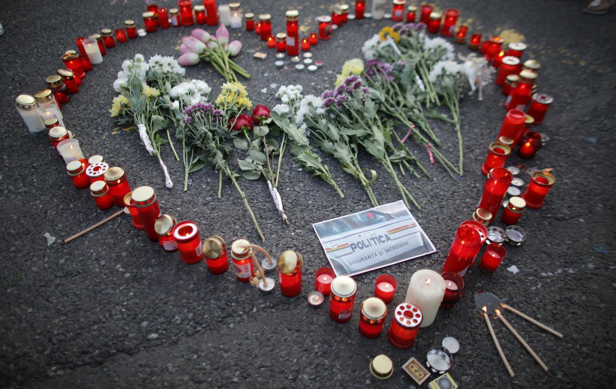 protesti Bukarešta Romunija | Na policijo letijo kritike, da se je prepozno odzvala, da bi dekle pomagala rešiti. Policija odgovarja, da je bilo težko izslediti kraj, od koder je klicala. | Foto Reuters