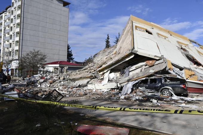 "Pri objektih je pomembno, da so pravilno temeljeni," pojasnjuje Marjan Pipenbaher. | Foto: Reuters