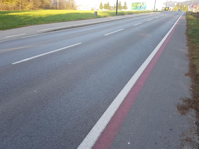 Kljub prometnemu opozorilu na cesti ni več lukenj in neravnin. | Foto: Gregor Pavšič