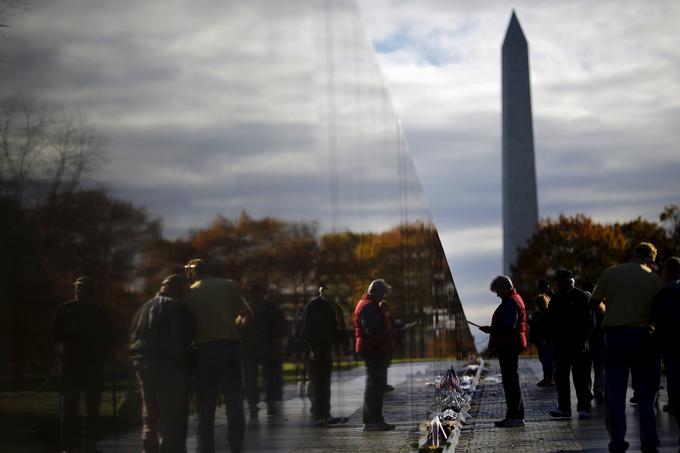 Washingtonski spomenik vietnamske vojne, ki ga je zasnovala Maya Lin in ki je priljubljena točka obiska, je bil ob nastanku delež nemalo kritik. Kot pravi ameriški zgodovinarj Brent D. Glass, so bili med razlogi za nestrinjanje konservativnih sil to, da je bila izbrana tako netradicionalna oblika spomenika in ker je bila njegova avtorica mlada, za povrhu pa še Azijka in ženska. | Foto: Reuters