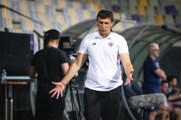 NK Maribor : Coleraine | Sergej Jakirović je bil po izpadu iz Evrope zelo razočaran, a poudarja, da bo nadaljeval trdo delo na klopi Maribora. | Foto Blaž Weindorfer/Sportida