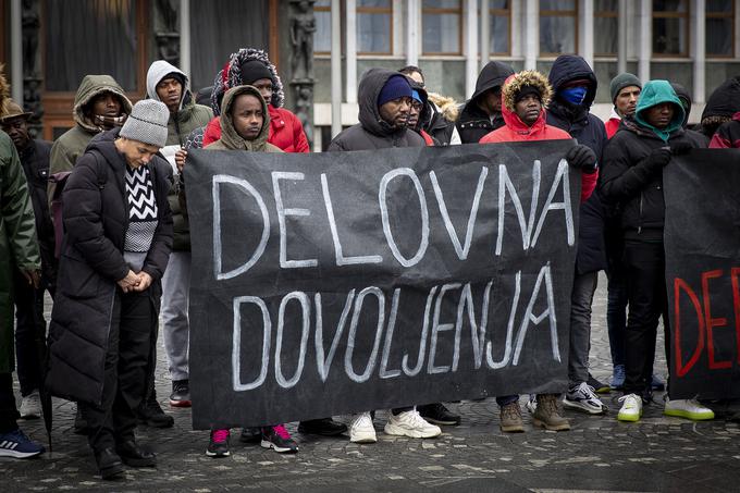 Iniciativo sta s prisotnostjo na dogodku podprla poslanka Levice Nataša Sukič (na fotografiji skrajno levo) in državni sekretar na ministrstvu za delo, družino, socialne zadeve in enake možnosti Dan Juvan. | Foto: Ana Kovač