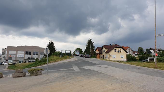 Nadvoz z dotrajano cesto je tik ob vhodu na gradbišče novega logističnega centra. | Foto: Metka Prezelj