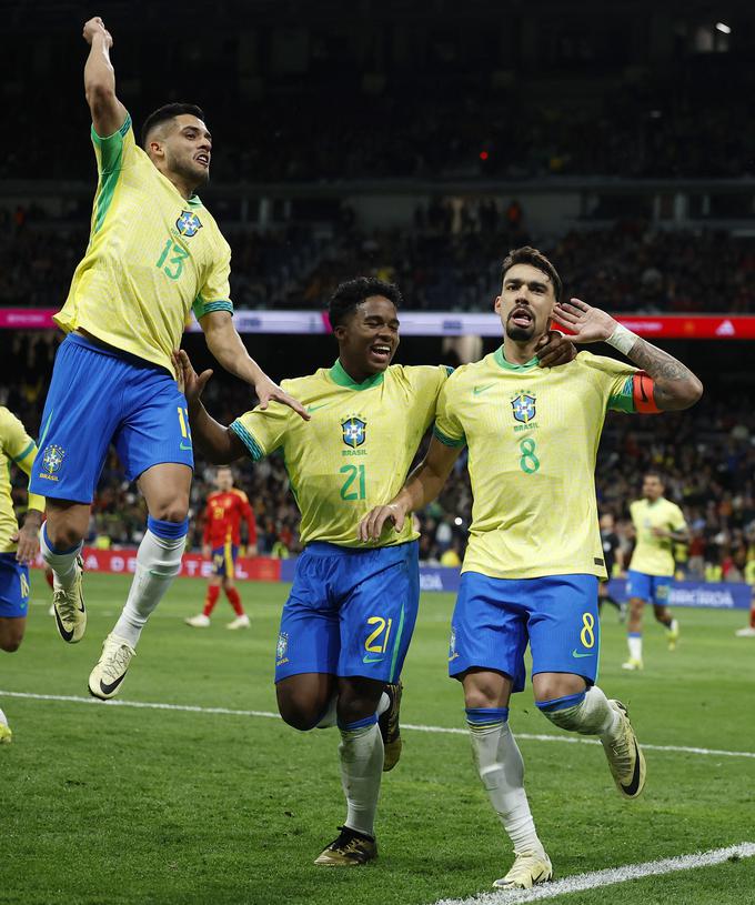 Lucas Paqueta, brazilski zvezdnik West Hama, je v izdihljajih srečanja izenačil na 3:3, znova pa se je med strelce (na sliki v sredini) vpisal komaj 17-letni napadalec Endrick. | Foto: Reuters