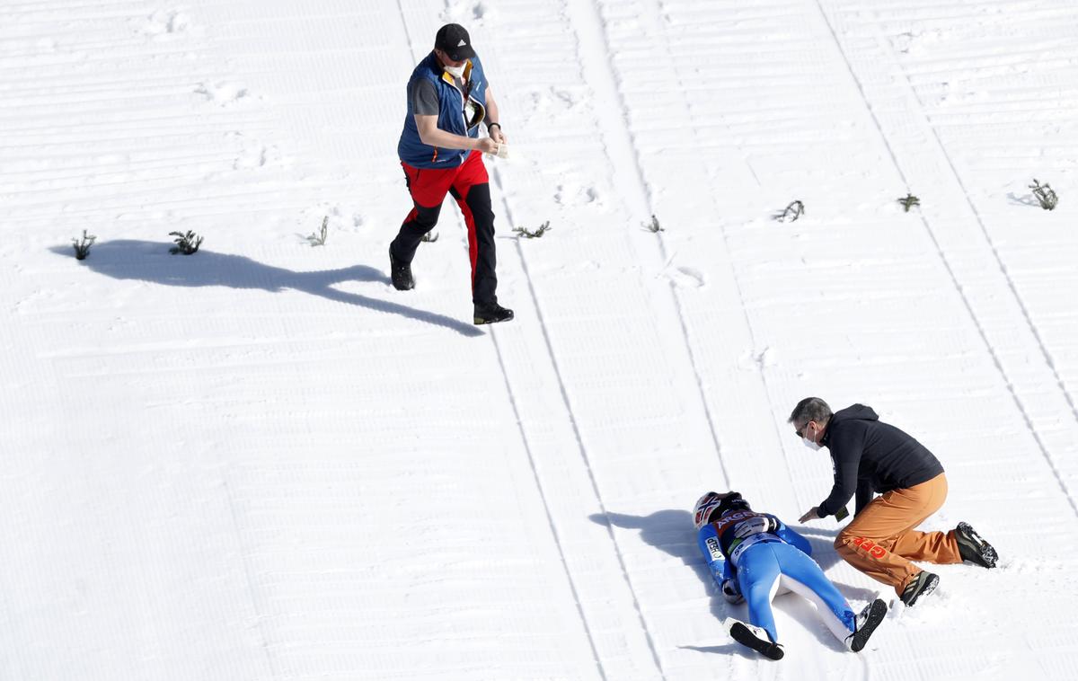 Daniel Andre Tande padec Planica | Norveškega skakalca Daniela Andreja Tandeja so z intenzivnega oddelka UKC premestili na travmatološkega. Slovenski in norveški zdravniki bodo skupaj z zavarovalnico razpravljali o tem, kako bi nesrečnega skakalca prepeljali na Norveško. | Foto Guliverimage