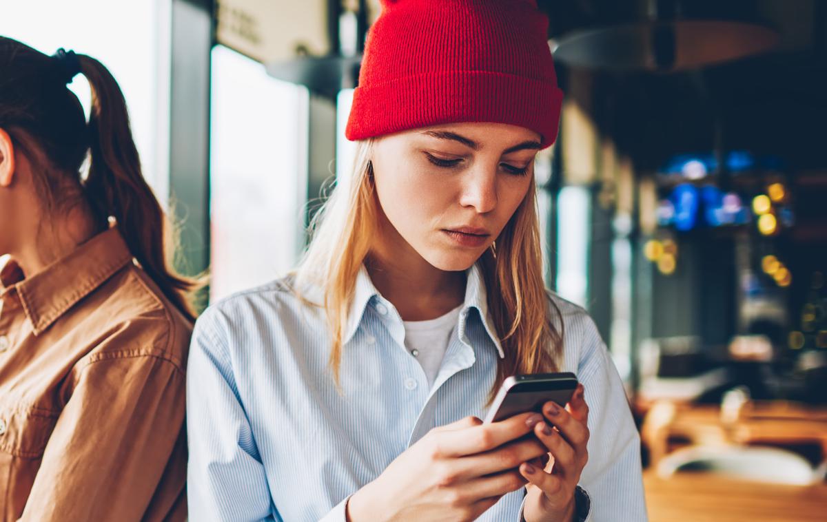 telefon, dekle, mladina | Foto Shutterstock