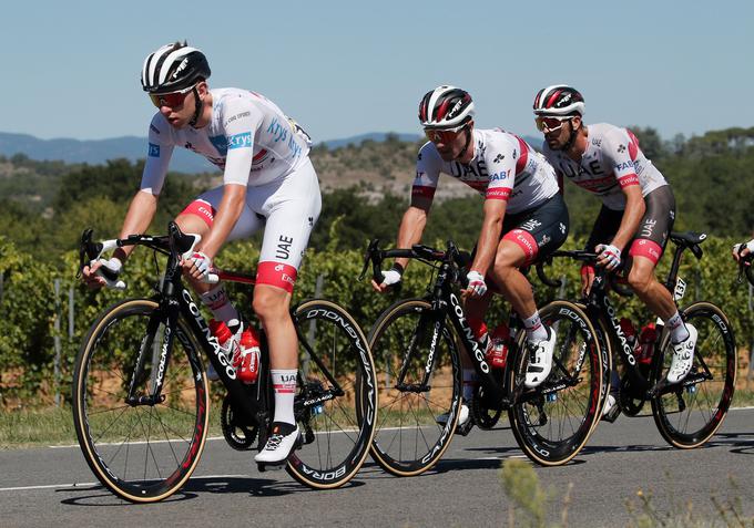 Tadeju Pogačarju sta ob defektu zadnje gume pomagala uloviti priključek Jan Polanc in Fabio Aru. | Foto: Reuters