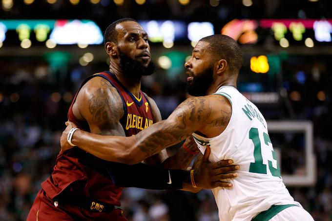 LeBron James in Marcus Morris v enem izmed številnih dvobojev na tekmi. | Foto: Reuters