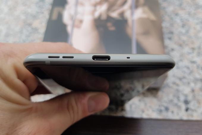 Nokia 8 se polni prek sodobnega ovalnega priključka USB-C, ki postopoma zamenjuje pred leti vseprisotni standard microUSB.  | Foto: Matic Tomšič