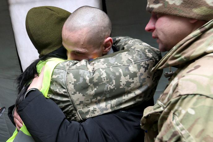 Ukrajina Doneck zaporniki | Samooklicani republiki Doneck in Lugansk bosta Ukrajini predali 55 oseb, Kijev pa njima 87. A nekateri zaporniki so že zavrnili vrnitev, tako da bo končna številka nekoliko nižja. | Foto Reuters