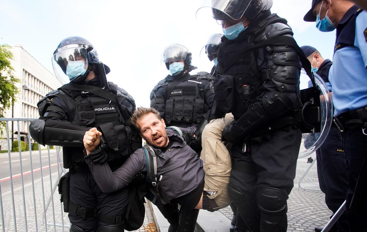 Protest Trg republike | Na PU Ljubljana so pojasnili, da so policisti na petkovih protestih prisilna sredstva uporabili zoper 12 ljudi. | Foto STA