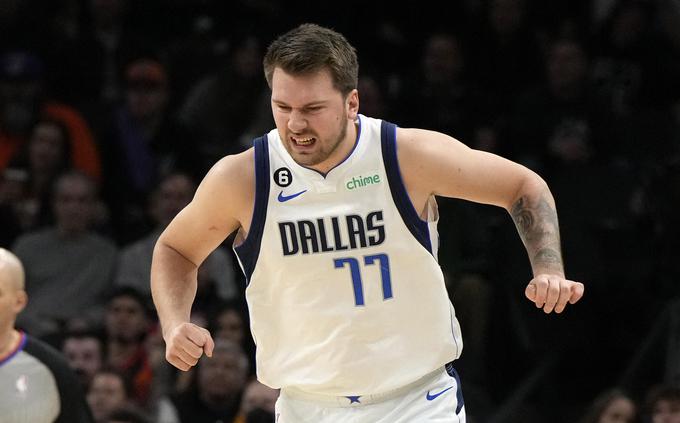 Luka Dončić je moral na tekmi proti Phoenixu že po nekaj minutah zapustiti parket. | Foto: Reuters