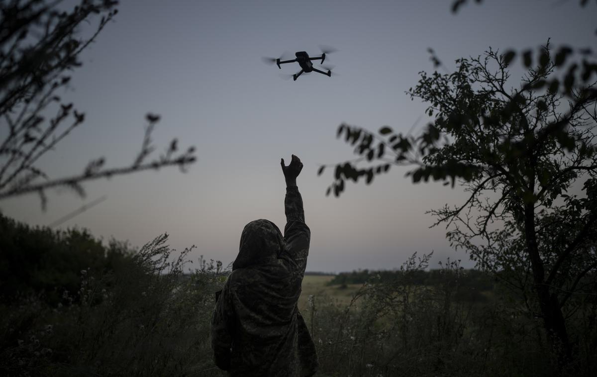 Ukrajinski vojak z dronom | Vir iz ukrajinske obveščevalne službe je za Ukrajinsko pravdo povedal, da so ukrajinske Magura V5 v noči na 30. maj napadle ruske ladje v bližini vasi Čornomorske.  | Foto Guliverimage