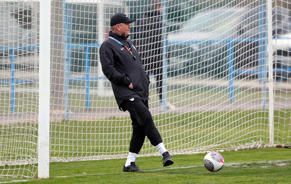 Matjaž kek | Slovenska nogometna reprezentanca pod budnim očesom selektorja Matjaa Keka trenira v Dekanih. | Foto www.alesfevzer.com