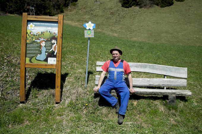 "Hodila sva po lepih senožetih pod Koprivnikom, kjer rase mnogo leščevja. Tisto leto je bilo rodovitno, zategadelj ni čuda, da sva takoj krenila s pota ter lazila od grma do grma. Tekmovala sva, kateri dobi več lešnikov in kateri večjo kobuljico." (I. Tavčar, Cvetje v jeseni) | Foto: Ana Kovač