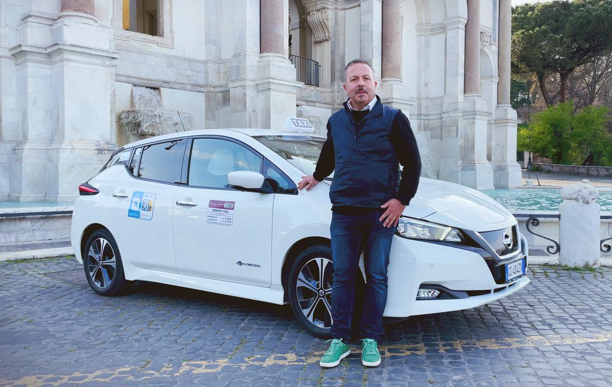 Nissan leaf | Med anketiranci se z električnimi avtomobili letno najdlje vozijo Italijani, in sicer več kot 15 tisoč kilometrov. Med temi je tudi Marco Massullo, taksist iz Rima.  | Foto Nissan