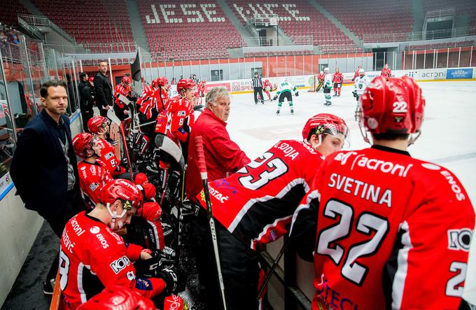 Trener Jesenic Gaber Glavič ni navdušen nad tem, da tekma z Olimpijo sledi že v soboto, polovica njegove ekipe pa je do petka na SP na Bledu. | Foto: Vid Ponikvar