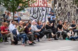 Kulturniki gromko zaploskali pred ministrstvom #foto #video