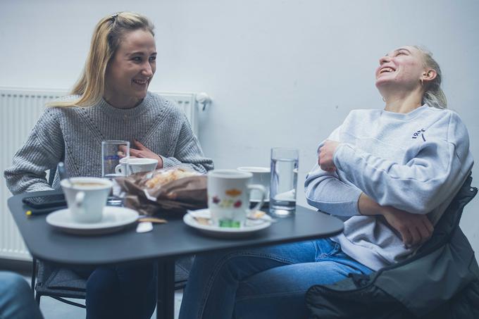 "Včasih sva si zamenjali čevelj – Tjaša je nosila mojega, jaz pa njenega. Zamenjali sva si tudi vetrovko in kapo. Ne vem, zakaj, ampak to sva počeli," se krohota Janja. | Foto: Grega Valančič/Sportida