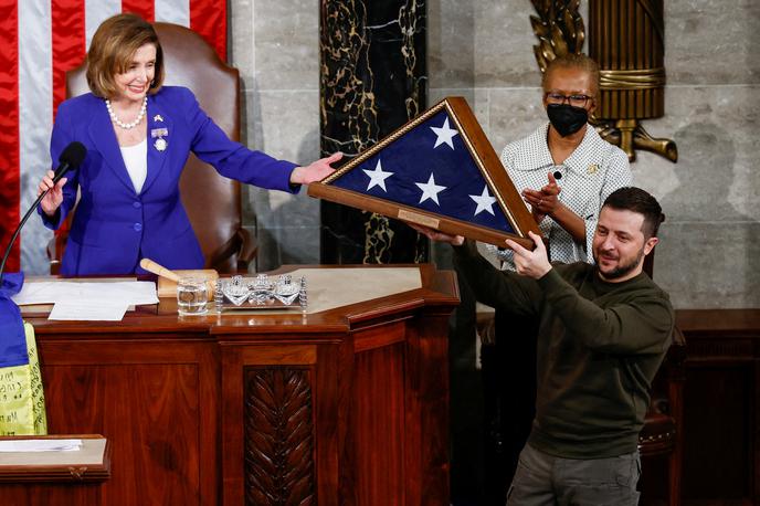 Volodimir Zelenski in Nancy Pelosi | Nancy Pelosi je Zelenskemu podarila ameriško zastavo, ki je v čast njegovega obiska plapolala nad kongresno palačo. | Foto Reuters