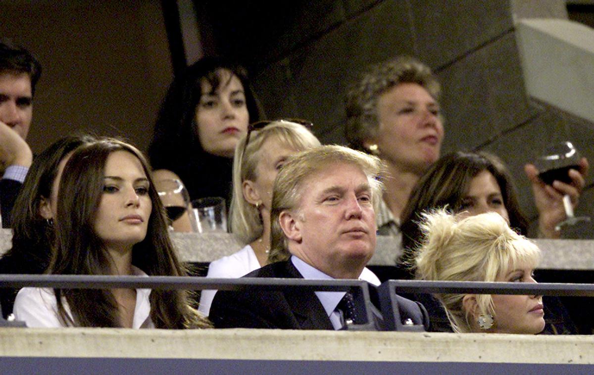 Melania Donald Ivana | Melania Knauss ter Donald in Ivana Trump leta 2001 na Odprtem prvenstvu ZDA v tenisu. Melania in Donald sta se poročila štiri leta zatem. | Foto Getty Images