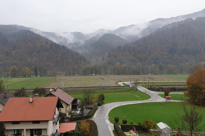 Kresnice | Železniška proga je bila za ves promet zaprta do 16.10, nato je stekel promet po enem tiru, zdaj pa poteka nemoteno, so pojasnili na železnicah. | Foto Metka Prezelj