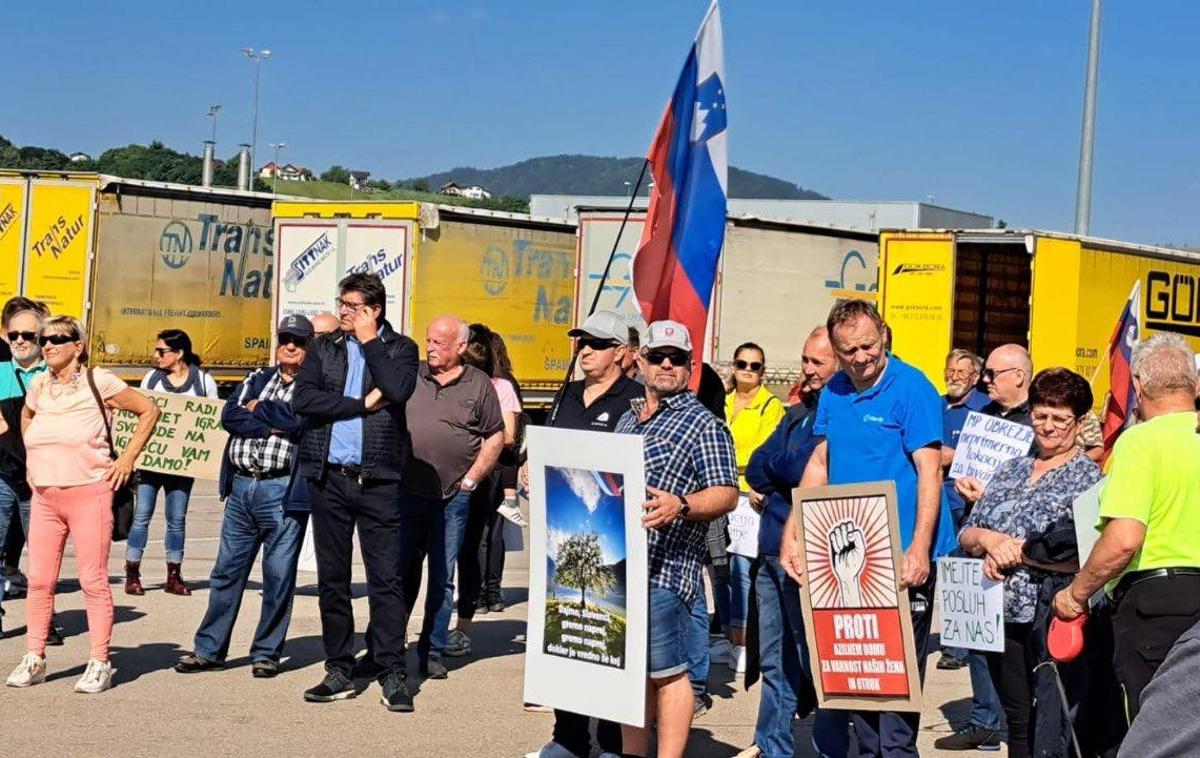 protest, Pobrežje, azini dom | Sklepa sodišča so že poslali strankam, vendar še nista pravnomočna in se je zoper njiju mogoče pritožiti, so dodali. | Foto STA