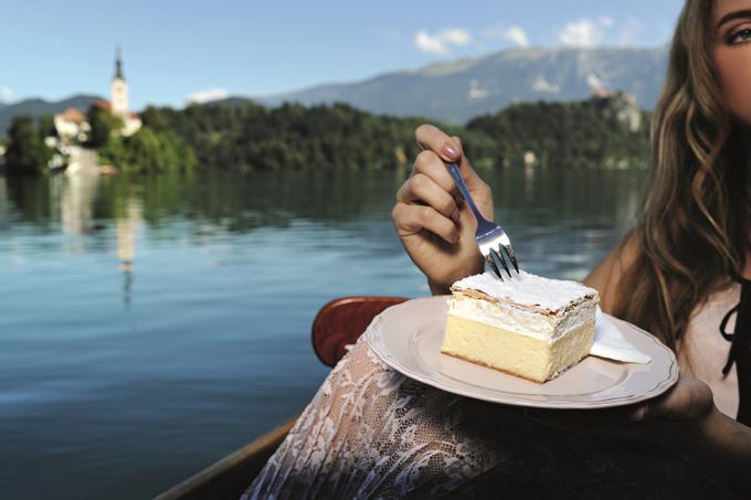 Še vedno velja, da med obiskom Bleda enostavno ne smete preskočiti sladkanja z eno in edino Originalno blejsko kremno rezino, ki je pred 67 leti nastala v Kavarni Park. Do danes so jih postregli že več kot 15 milijonov! | Foto: 