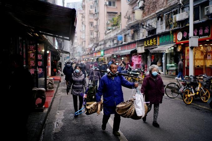 Strokovnjaki niso enotni pri vprašanju, ali se je novi koronavirus najprej pojavil na mokri tržnici v Wuhanu ali se je tam zgolj razširil. | Foto: Reuters