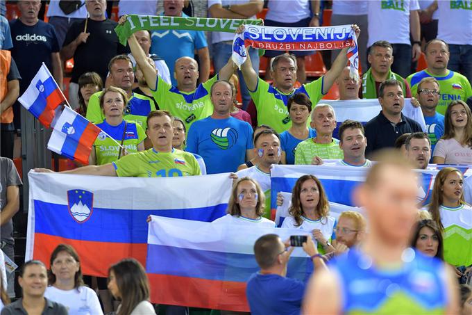 Slovenski navijači so v dvorani Nelsona Mandela pričarali odlično vzdušje. | Foto: FIVB