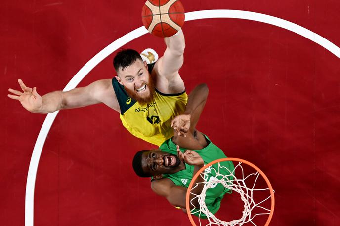 Aron Baynes | Aron Baynes na prvi tekmi zadnjih olimpijskih iger v Tokiu. | Foto Reuters