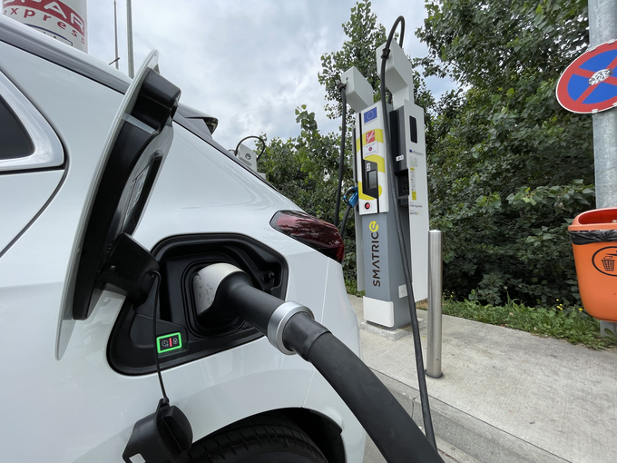 Tudi v tujini je polnilnic veliko, na primer v Avstriji je mogoče enostavno polniti tudi s slovenskimi (Petrol) karticami.  | Foto: Gregor Pavšič