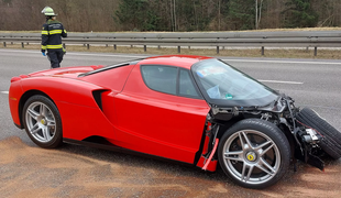 Silovito trčenje: pri Münchnu razbili legendarni ferrari #foto