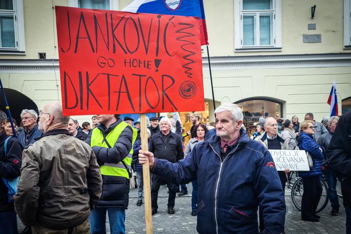 Protest pred mestno hišo proti kanalu C0 | Protestniki se ne strinjajo z nekaterimi odločitvami Mestne občine Ljubljana.  | Foto Gaja Hanuna