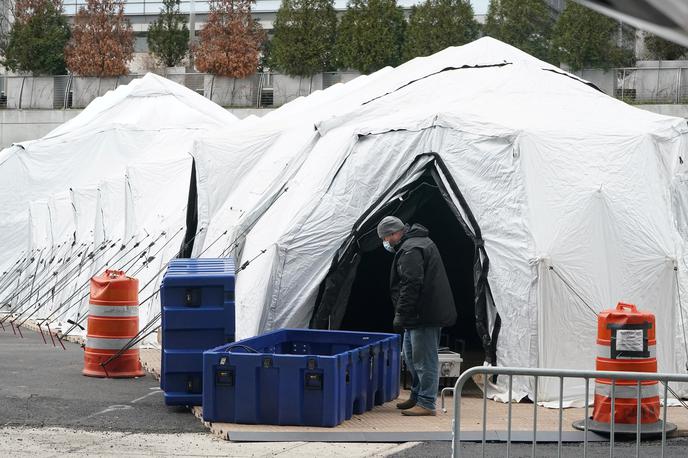 Pri bolnišnici Bellevue v New Yorku so postavili prvo zasilno mrtvašnico, ker je redna že polna. | Foto Reuters