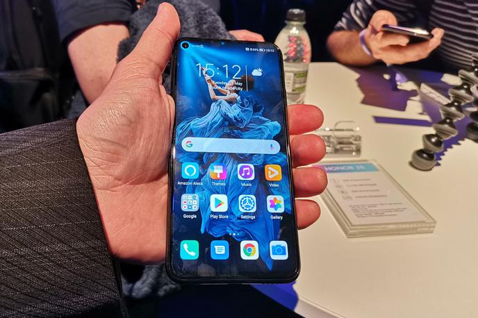 Honor 20 Pro | Pametni telefon Honor 20 Pro ima naložen operacijski sistem Android 9.0, a ker novinarji po predstavitvi niso prejeli preizkusnih modelov, so se pojavile špekulacije, ali bo to različico Androida imel tudi Honor 20, za katerega trenutno še ni znano, kdaj prihaja na prodajne police. | Foto Matic Tomšič