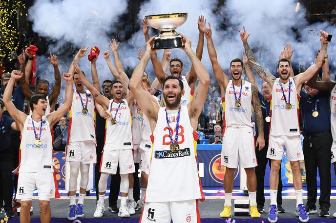 finale EuroBasket Španija prvak | Rudy Fernandez je na podelitvi pokala nosil dres poškodovanega soigralca Sergia Llulla. | Foto Reuters