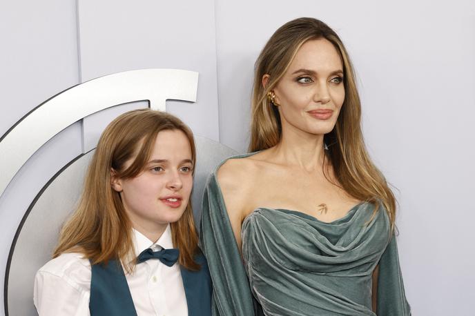 Angelina in Vivienne | Angelina Jolie s 15-letno hčerko Vivienne, ki jo je rodila v zakonu z Bradom Pittom. | Foto Reuters