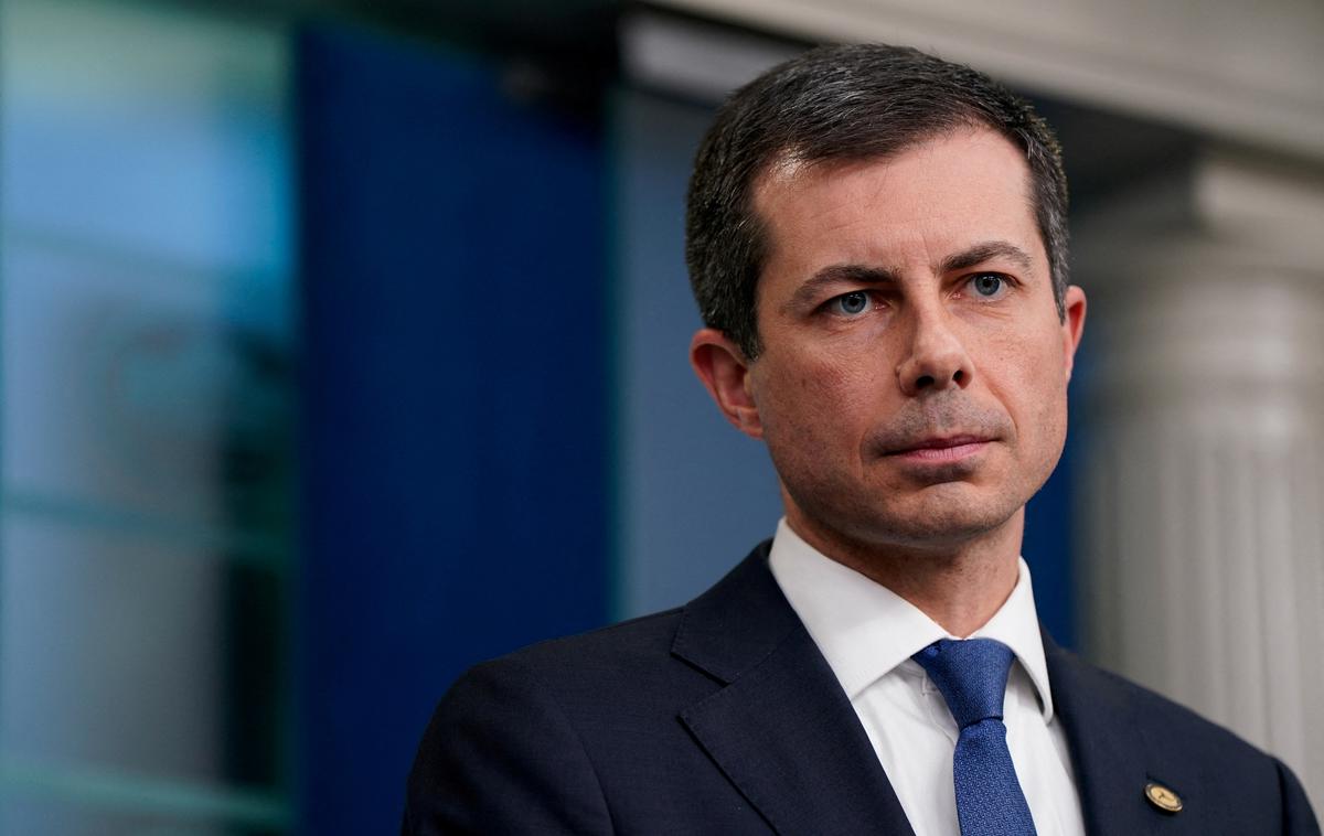 Pete Buttigieg |  "Ko družine žalujejo, bi moral Trump voditi, ne pa lagati. Mi smo varnost postavili na prvo mesto, zmanjšali število nevarnih srečanj, povečali število kontrolorjev poletov in nismo imeli nobene nesreče potniških letal s smrtnim izidom," je poudaril prejšnji minister za promet ZDA Pete Buttigieg v odgovoru na Trumpova namigovanja, da bi pri tragični nesreči lahko šlo za posledico politik vključevanja, ki naj bi med drugim zagotavljala večjo rasno in spolno uravnoteženost v zvezni upravi.  | Foto Reuters