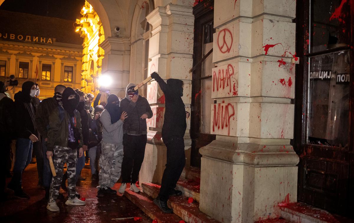 Novi Sad, protest | Novosadska opozicija, ki se je skupaj s prebivalci več srbskih mest udeležila protestov v Novem Sadu, trdi, da je protestnike, ki so zanetili nasilne proteste, pripeljala oblast s ciljem preusmerjanja pozornosti od nesreče in zahtev protestnikov. Po njihovih navedbah naj bi se med protestnike pomešale navijaške skupine, ki so tudi poslovno povezane z vladajočo SNS, poroča N1. | Foto Reuters