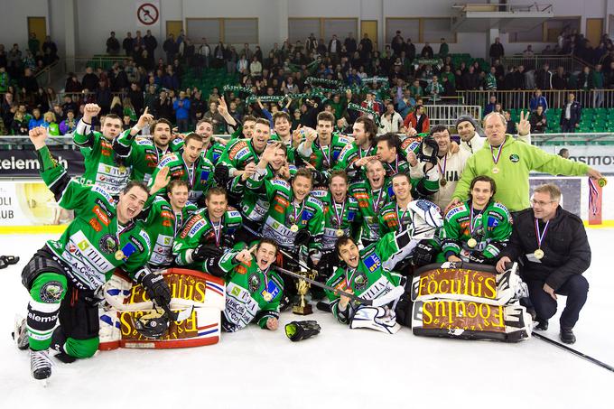 Le Olimpija in Jesenice, večna rivala, z naskokom največja hokejska kluba ne le Slovenije, ampak tudi nekdanje Jugoslavije, ki v novih klubskih preoblekah tvorita vrh hokeja v tem delu Evrope še danes. Zmajem je najdaljši niz uspel med letoma 1995 in 2004, ko so vpisali kar deset zaporednih zvezdic. | Foto: Matic Klanšek Velej/Sportida