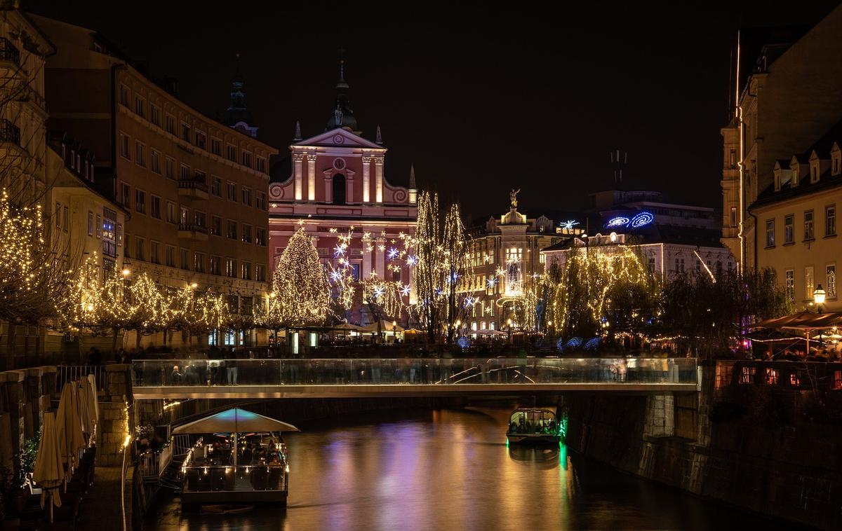 Ljubljana lučke | Sicer pa so za varen prehod v leto 2022 na silvestrskih večerjah veljali precej strožji pogoji. Pred vstopom v lokal, ne glede na morebitni status cepljenega ali prebolevnika, je bilo treba pokazati negativni hitri test ali PCR-test, ki ni bil starejši od 12 ur. | Foto Pexels