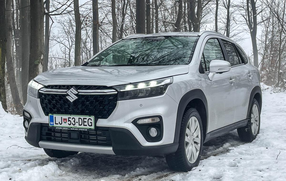 Suzuki SX4 s-cross | S-cross z novim videzom ugaja predvsem evropskim kupcem. Z novo masko, žarometi in zadkom vizualno deluje tudi večji, kot je. | Foto Gašper Pirman